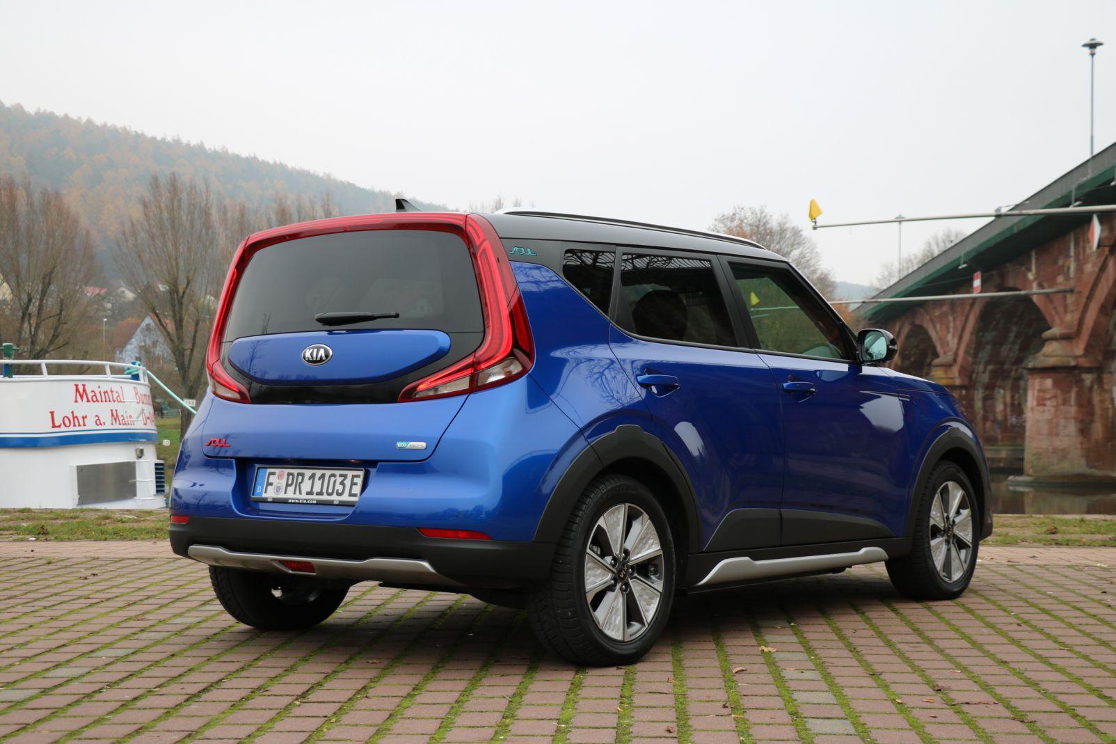 blauer Kia e-Soul Review Heckansicht 