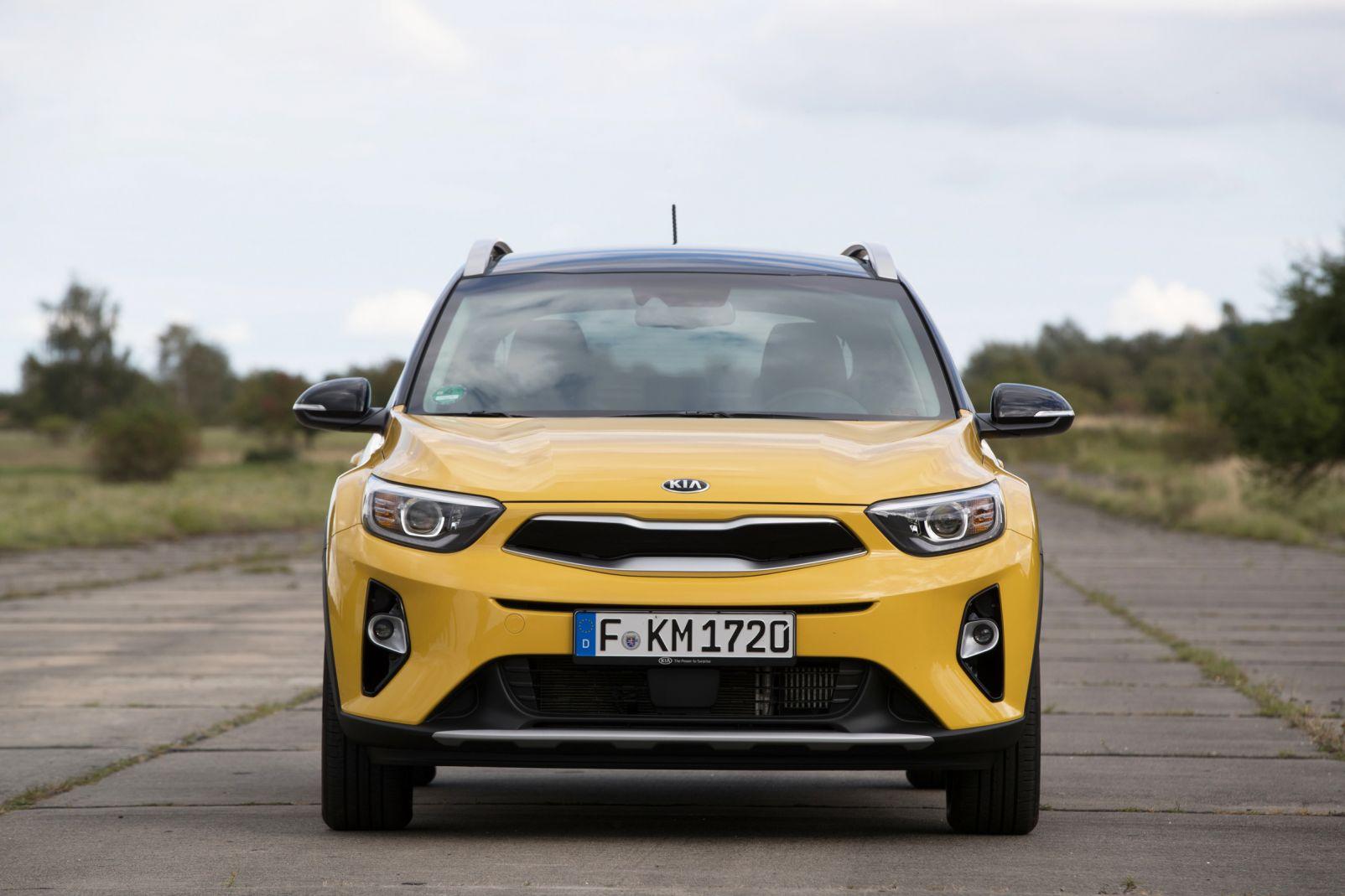 gelber Kia Stonic mit Frontansicht