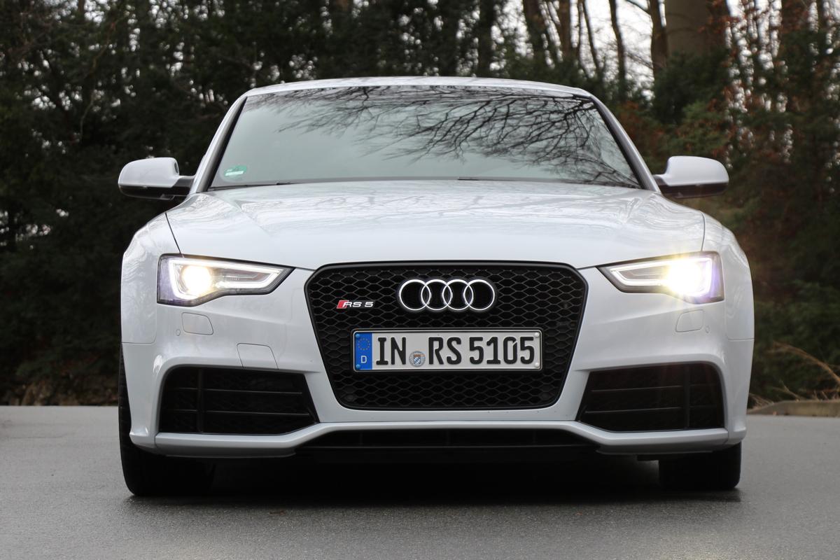Hellgrauer Audi RS5 Frontalansicht
