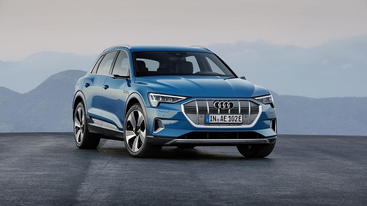 blauer Audi e-tron