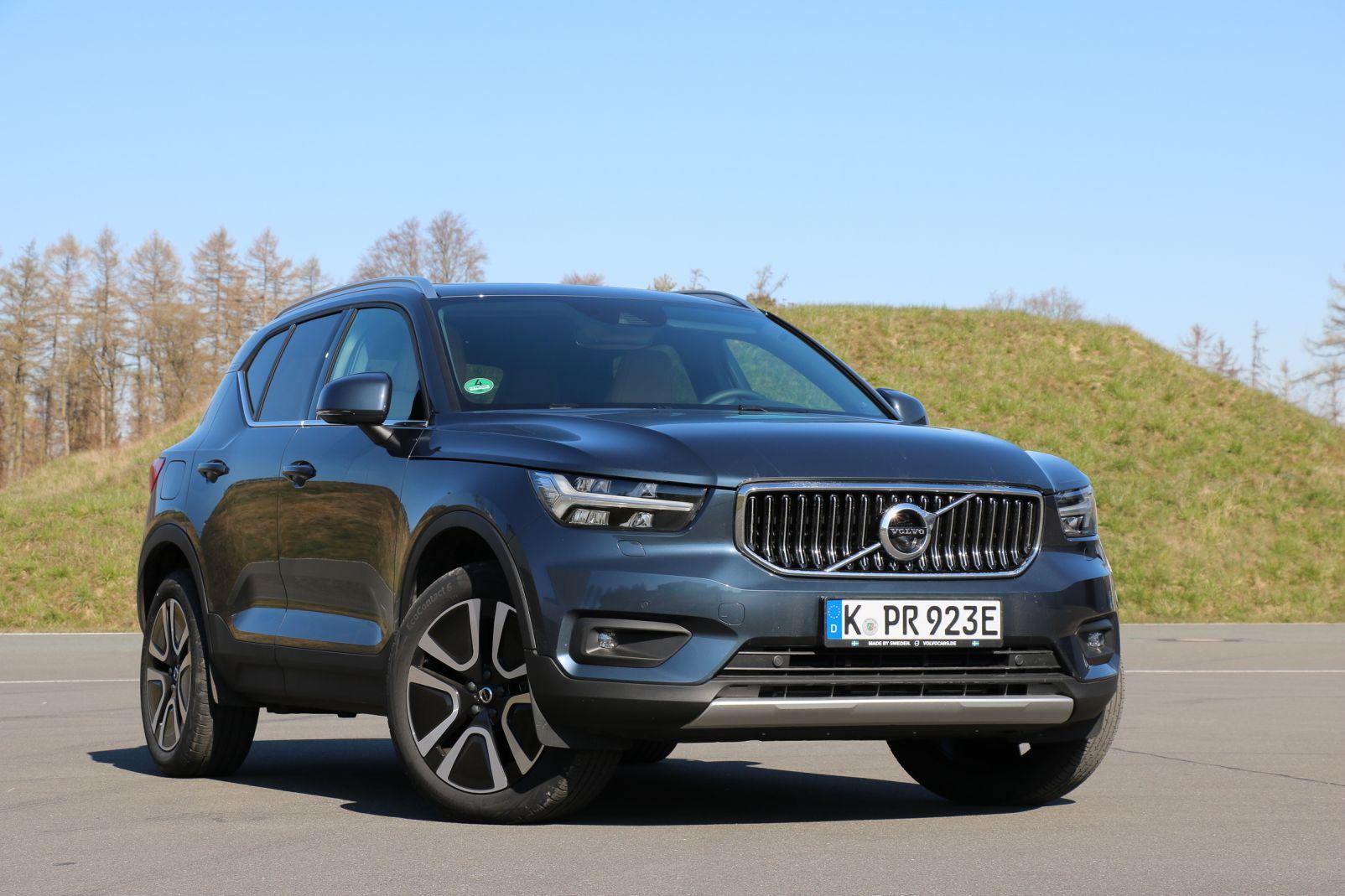 dunkelblauer Volvo XC40