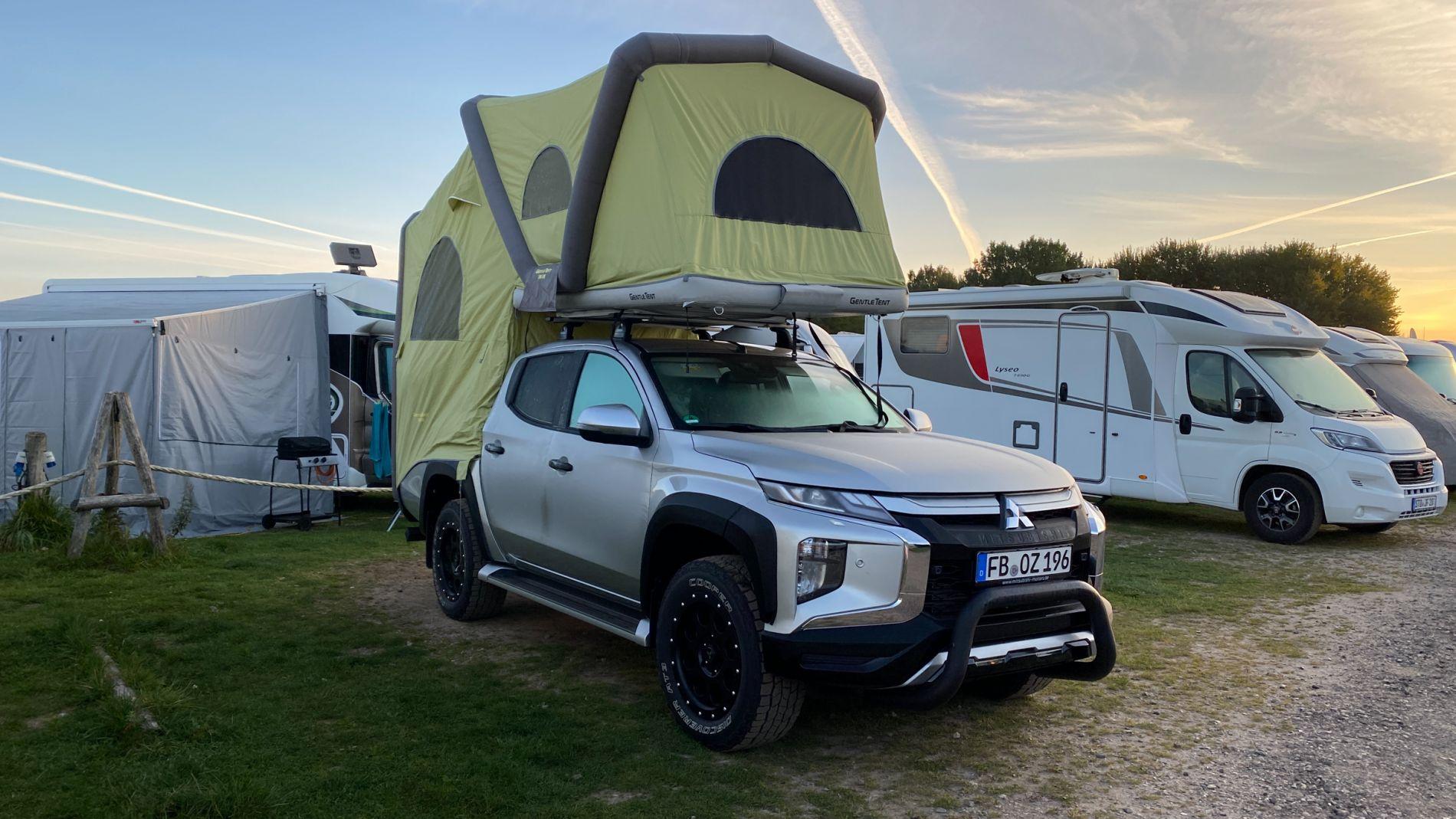 Mitsubishi L200 Pickup und dem Gentletent Dachzelt von vorne