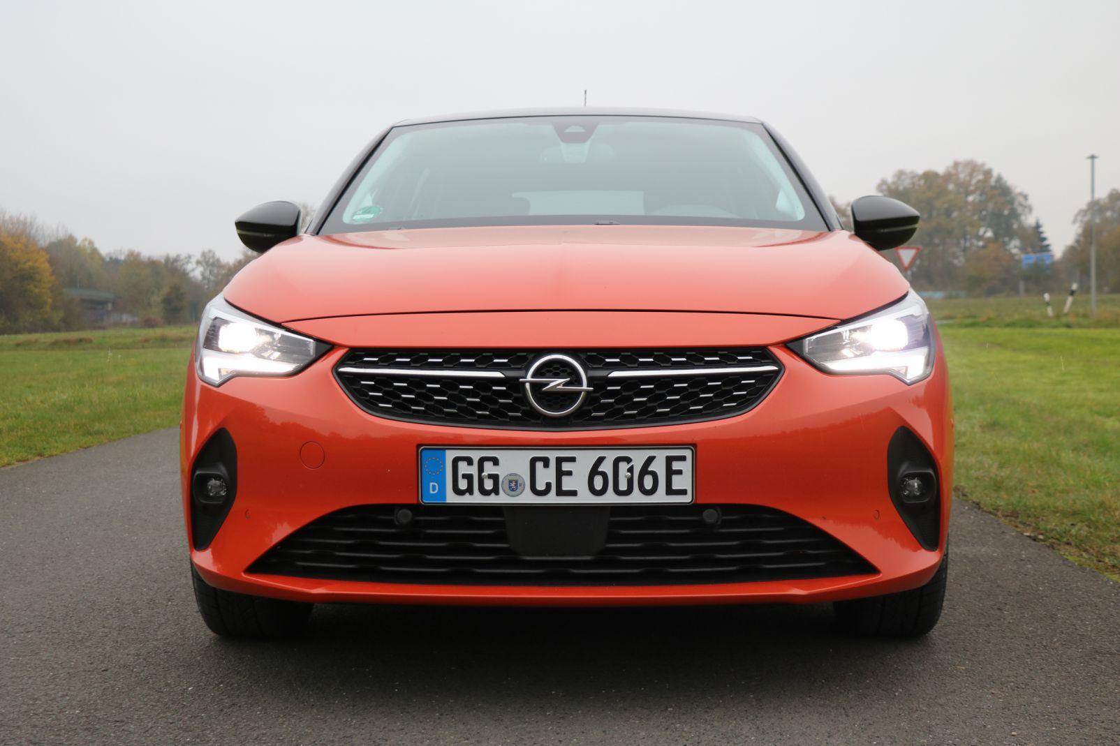 roter Opel-Corsa-e Frontansicht 