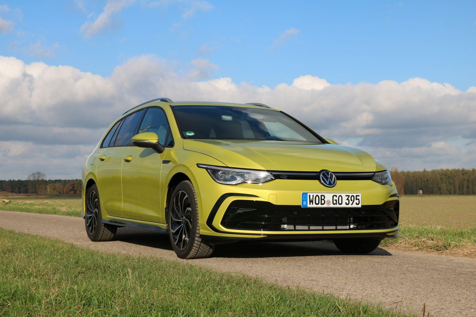VW Golf 8 Variant Test seitliche Ansicht, auf einem Weg mitten von Feldern