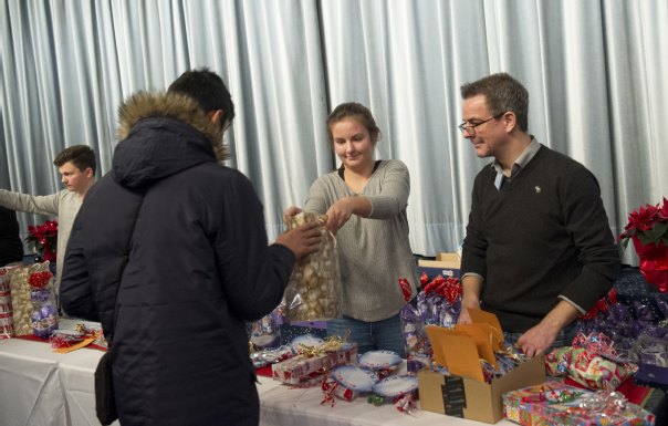 R V Versicherung Veranstaltet Weihnachtsfeier Fur Wiesbadener Tafel