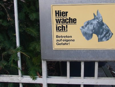 Hier wache ich: Hundebesitzer haften trotz Warnschild für
